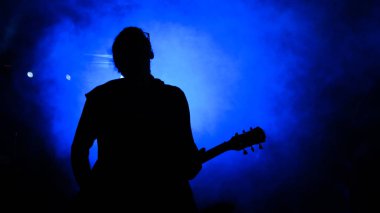 Tanınamayan gitarist silueti