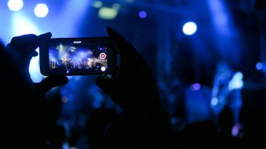 Akıllı telefonlu canlı müzik konserinin el silueti kaydı