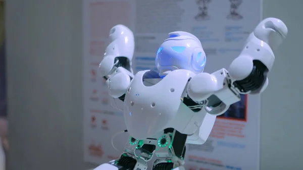 Robot humanoide bailando en espectáculo robótico —  Fotos de Stock