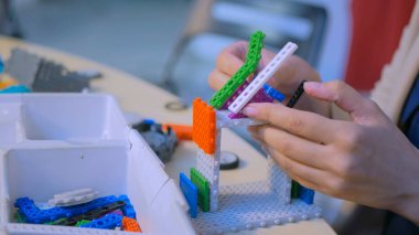 Renkli Oluşturucu ile oynayan kadın