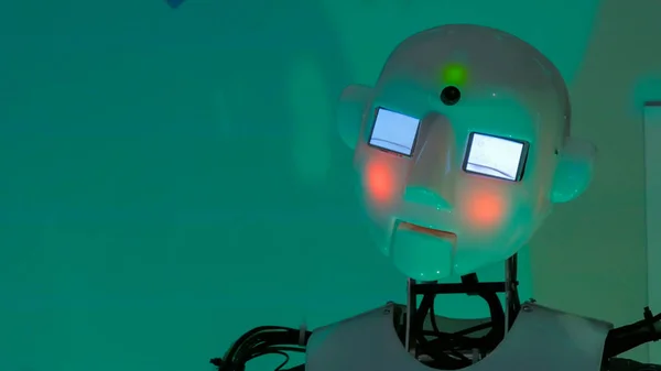 Смешной гуманоидный робот говорит и двигает головой — стоковое фото