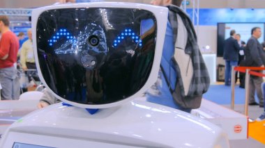 Robot Show'da mavi gözlü beyaz robot