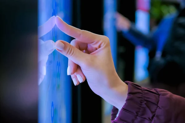 Şehir haritası ile interaktif dokunmatik ekran kiosk kullanan kadın