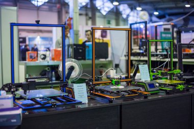 Modern teknoloji fuarında çalışma otomatik 3d yazıcılar