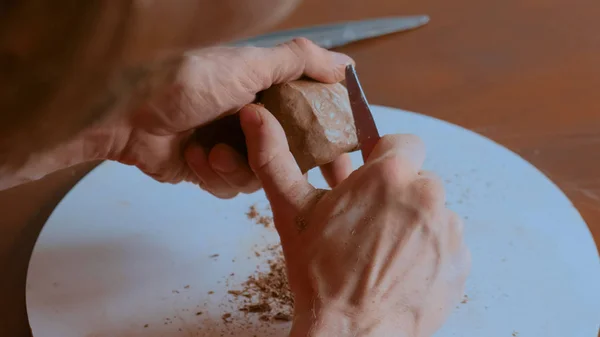 Professionele pottenbakker vormgeven droge klei beker met speciaal gereedschap in aardewerk workshop — Stockfoto