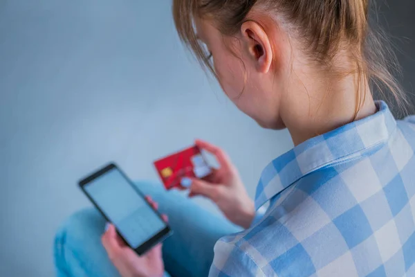 Mulher usando tablet preto e cartão de crédito vermelho para compras on-line — Fotografia de Stock