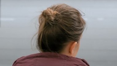 Trenin gelmesini bekleyen kadın