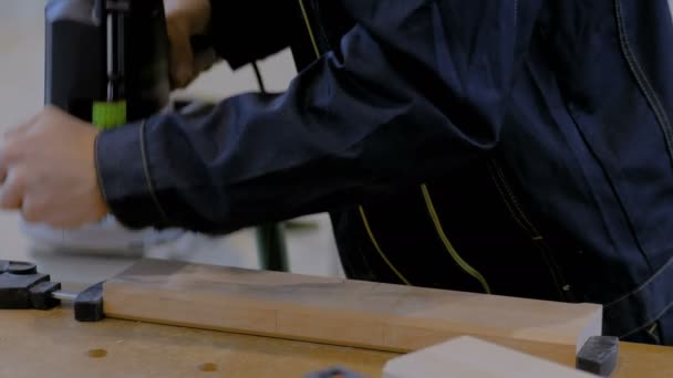 Carpenter using electric sander to polish wood — Stock Video