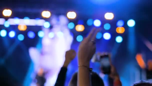 Los adolescentes silueta fiesta en la noche concierto al aire libre en frente del escenario — Vídeos de Stock