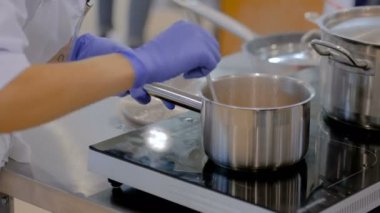 Çömlekte sebze hazırlama süreci