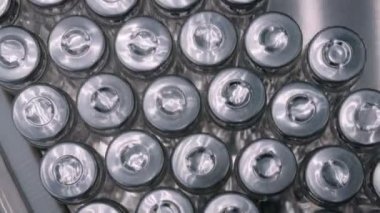 Otomatik ilaç teknolojisi kavramı-boş cam şişeler ile konveyör bandı