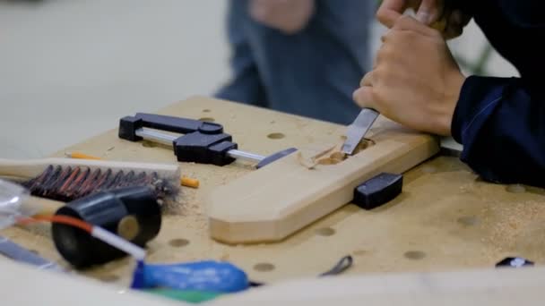 Timmerman met behulp van beitel om hout te snijden — Stockvideo
