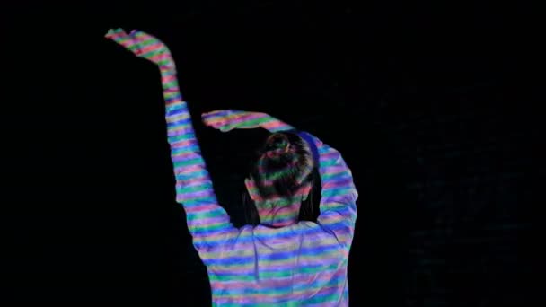 没入型展示会で踊る女性 — ストック動画