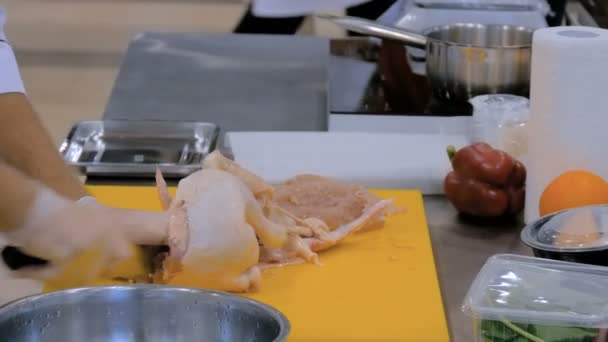 Cozinhe carne de frango de corte com faca — Vídeo de Stock