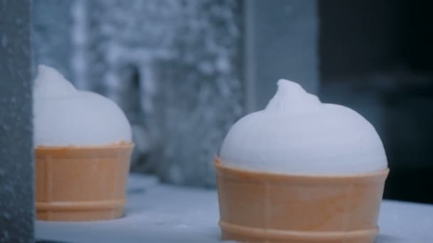 Línea de producción automática de helados - cinta transportadora con conos de helado — Vídeo de stock