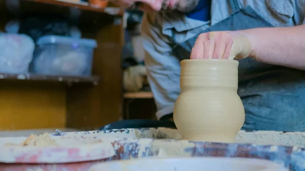 Alfarero masculino profesional haciendo olla en taller de cerámica — Foto de Stock