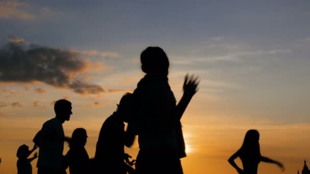 Mensen dansen bij zonsondergang — Stockvideo