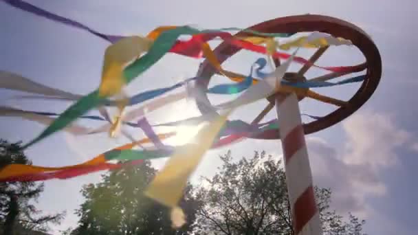 Cintas decorativas multicolores ondeando al viento — Vídeo de stock