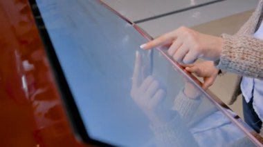 İnteraktif dokunmatik ekran modern Müzesi kullanan kadın