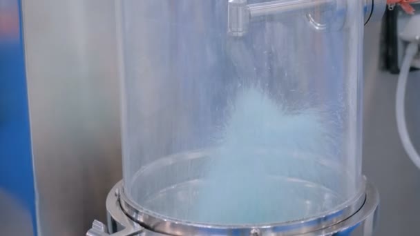 Equipamento médico de laboratório para processamento de substâncias secas — Vídeo de Stock