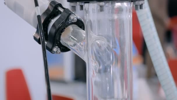Medische laboratoriumapparatuur voor de verwerking van droge stoffen — Stockvideo