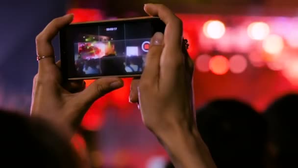Femme mains Silhouette enregistrement vidéo de concert de musique live avec Smartphone — Video