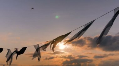 Gün batımında rüzgarda sallayarak saten bayrak