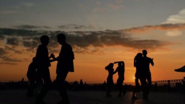 Bir grup insan dans etmeyi öğreniyor.