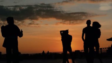 Bir grup insan dans etmeyi öğreniyor.