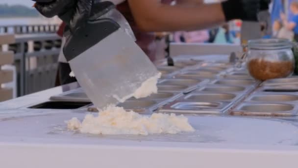 Készül a kézzel készített természetes keverjük sült fagylaltot — Stock videók