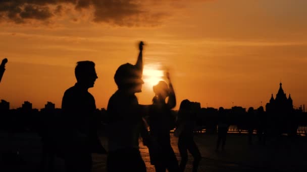 Gente bailando al atardecer — Vídeos de Stock