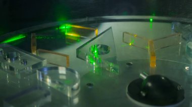 Değişik saydam şekillerde yeşil lazer ışıkları ışını