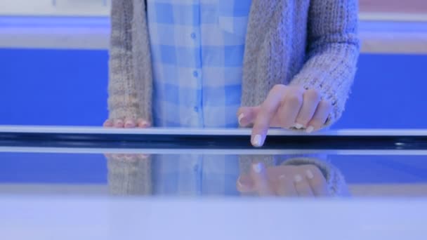 Frau nutzt interaktives Touchscreen-Display auf Technologiemesse — Stockvideo