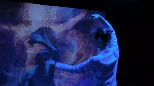 Mulher acenando braços e dançando na frente da parede de exibição — Vídeo de Stock