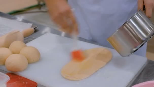 Шеф-повар готовит тесто для приготовления булочек в форме сердца в ресторане — стоковое видео