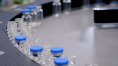 Farmasötik teknoloji konsepti - boş cam şişeli konveyör bant