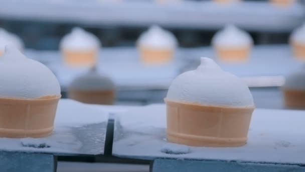 Automat na zmrzlinu s automatickou výrobní linkou-pásový dopravník s icecreamovými kužele — Stock video