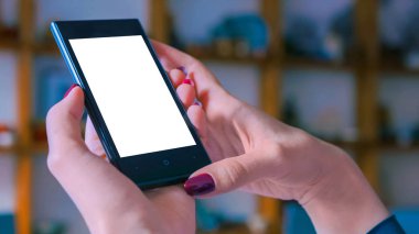 Beyaz boş ekranlı akıllı telefona bakan kadın