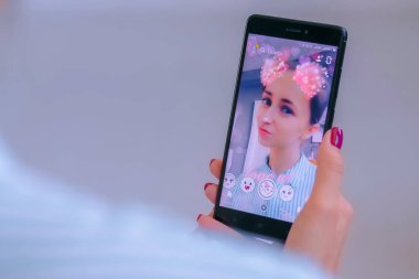 Akıllı telefonda 3d yüz maskesi filtresine sahip Snapchat multimedya mesajı