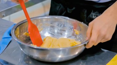 Hamurun kasede hazırlanması işlemi