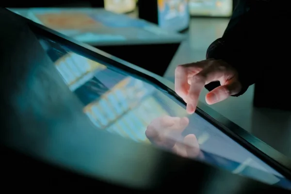 Man met interactieve touchscreen vertoning in moderne Geschiedenismuseum — Stockfoto