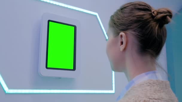 Vrouw op zoek naar tablet computer met blanco groen scherm - chroma key concept — Stockvideo