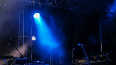 Konser öncesi Mavi ışıklar ile ücretsiz sahne