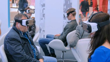 Teknoloji fuarında sanal gerçeklik kulaklığı kullanan bir grup insan