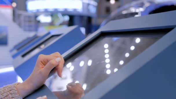 Wanita yang menggunakan tampilan layar sentuh interaktif di pameran teknologi — Stok Video