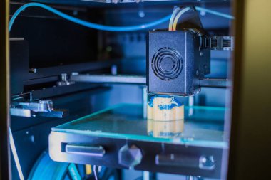 Üç boyutlu yazdırma makinesi fiziksel 3B modeli yazdırır