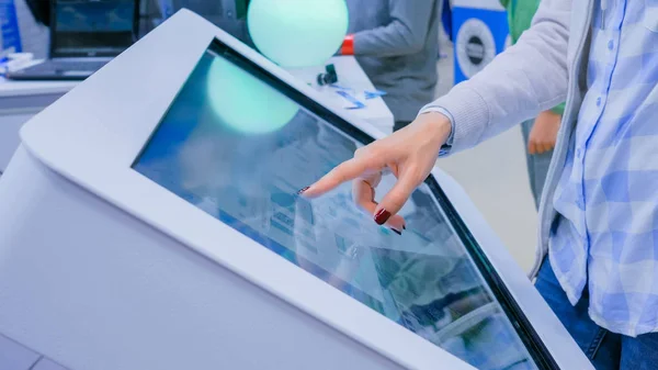İnteraktif dokunmatik ekran Kiosk kullanan kadın