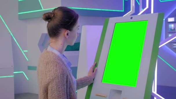 Green-Screen-Konzept - Frau betrachtet leeren grünen Kiosk auf Ausstellung — Stockvideo