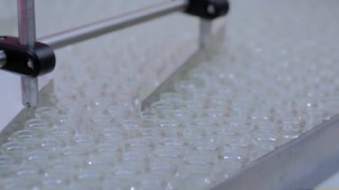 Farmasötik teknoloji konsepti - boş cam şişeli konveyör bant