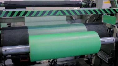 Otomatik plastik torba yapma makinesi - yeşil polietilen filmli silindir